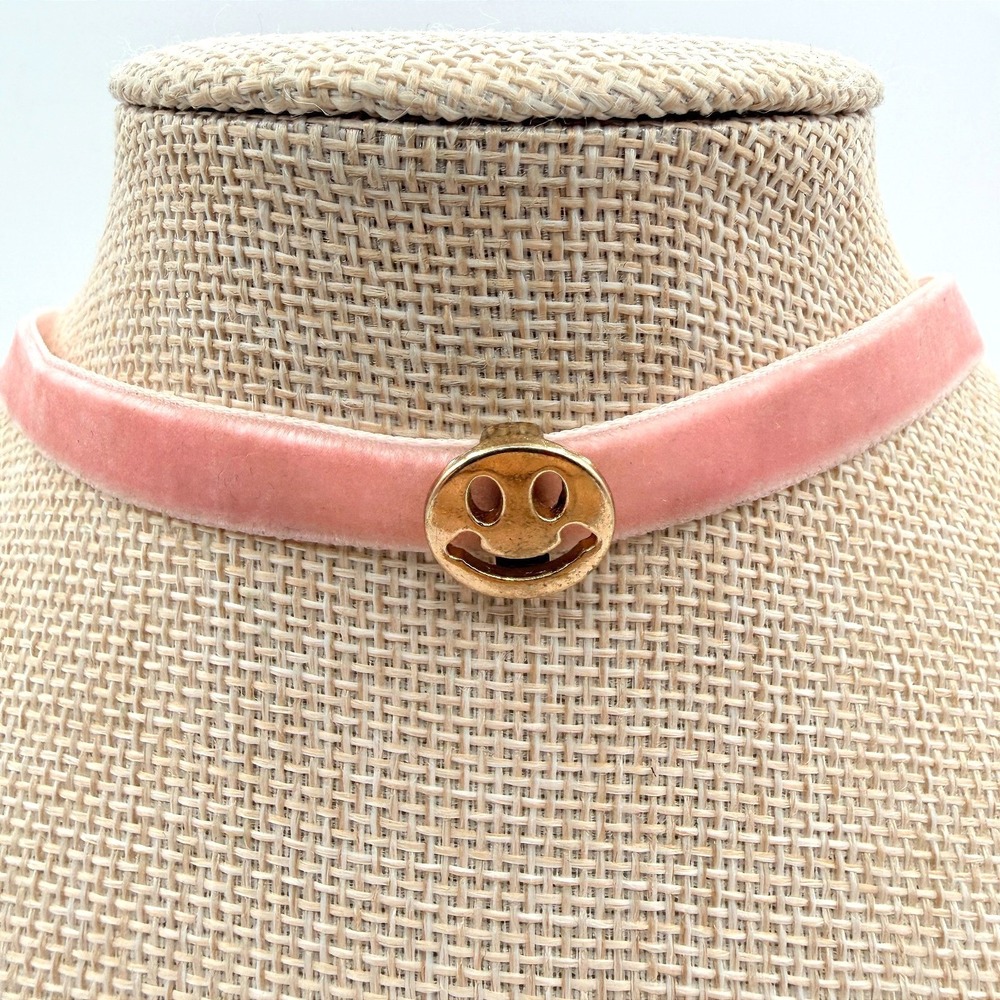 VTG Y2K Gold Tone Smiley Face Charm Pink Velvet Choker Necklace Fashion Jewelry